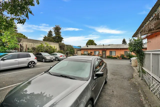 a view of a parking area