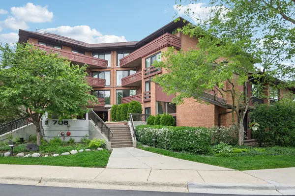 $365,000 | 706 Waukegan Road, Unit 206C, Glenview, IL 60025