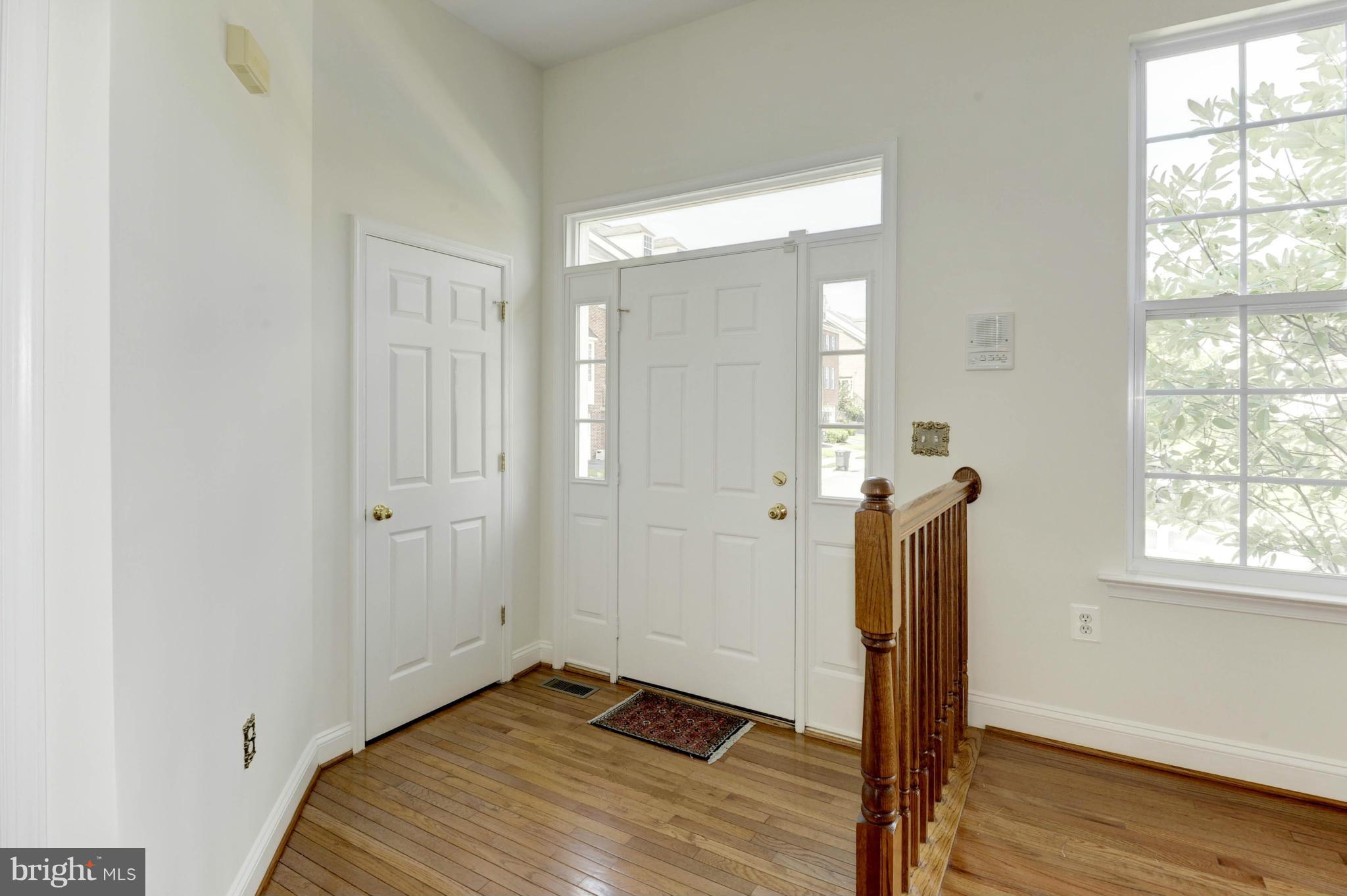 665 Springhouse Square Southeast Leesburg, VA 20175 - Photo 3 of 30 Foyer