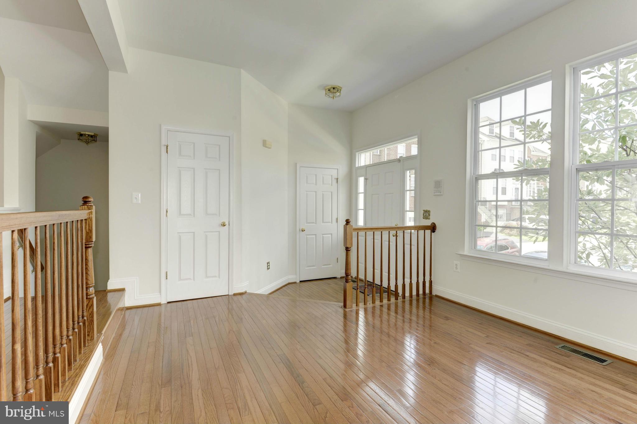 665 Springhouse Square Southeast Leesburg, VA 20175 - Photo 7 of 30 Living Room