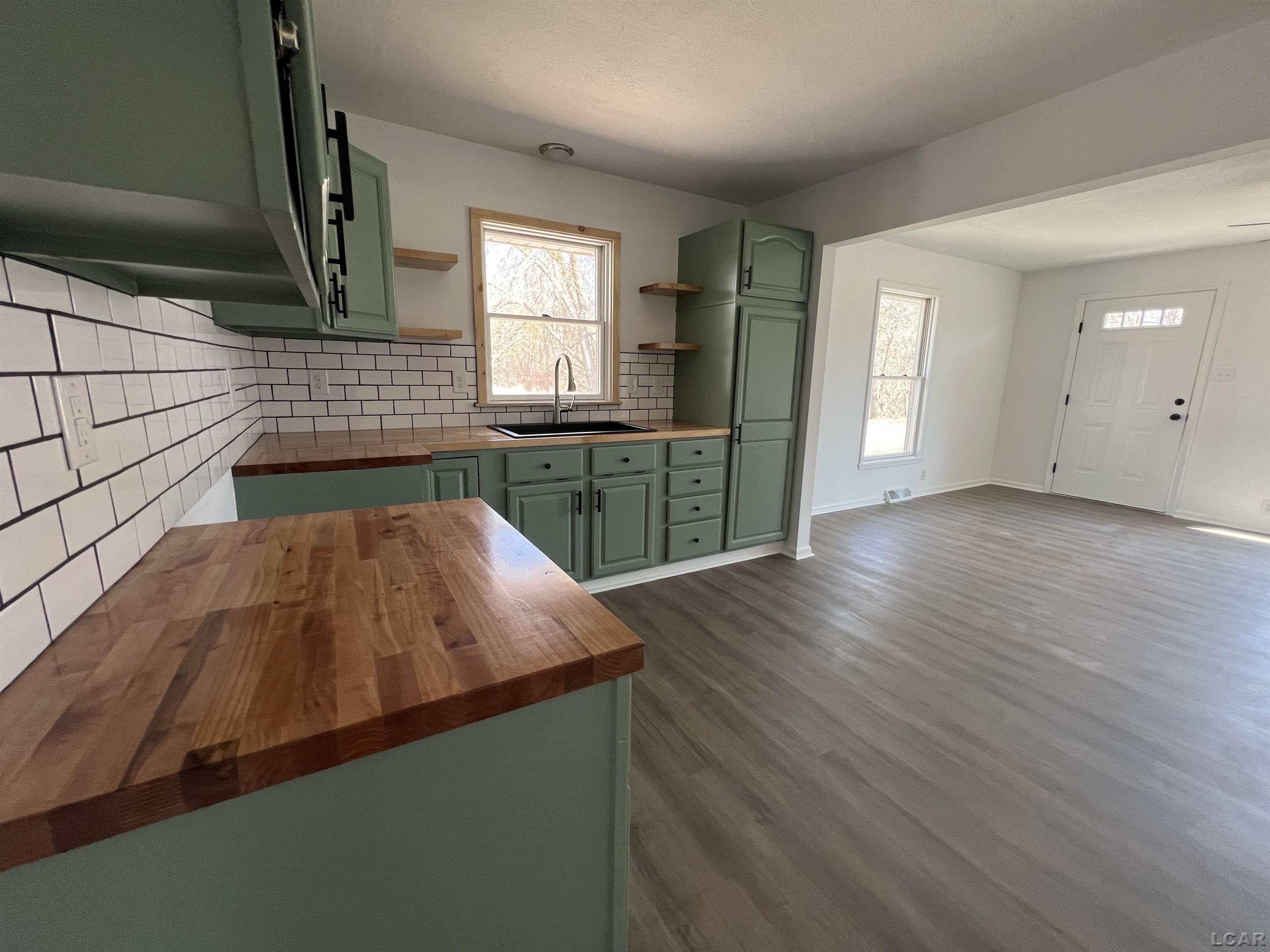 1102 West Valley Road Adrian, MI 49221 - Photo 3 of 15 50169798-88cd4b52-4463-46f3-9712-cb8554ed02de.JPG