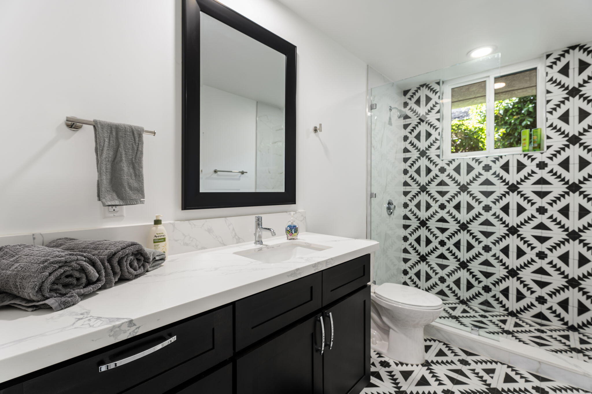 1 Temple Court Rancho Mirage, CA 92270 - Photo 19 of 32 Guest Bath 1