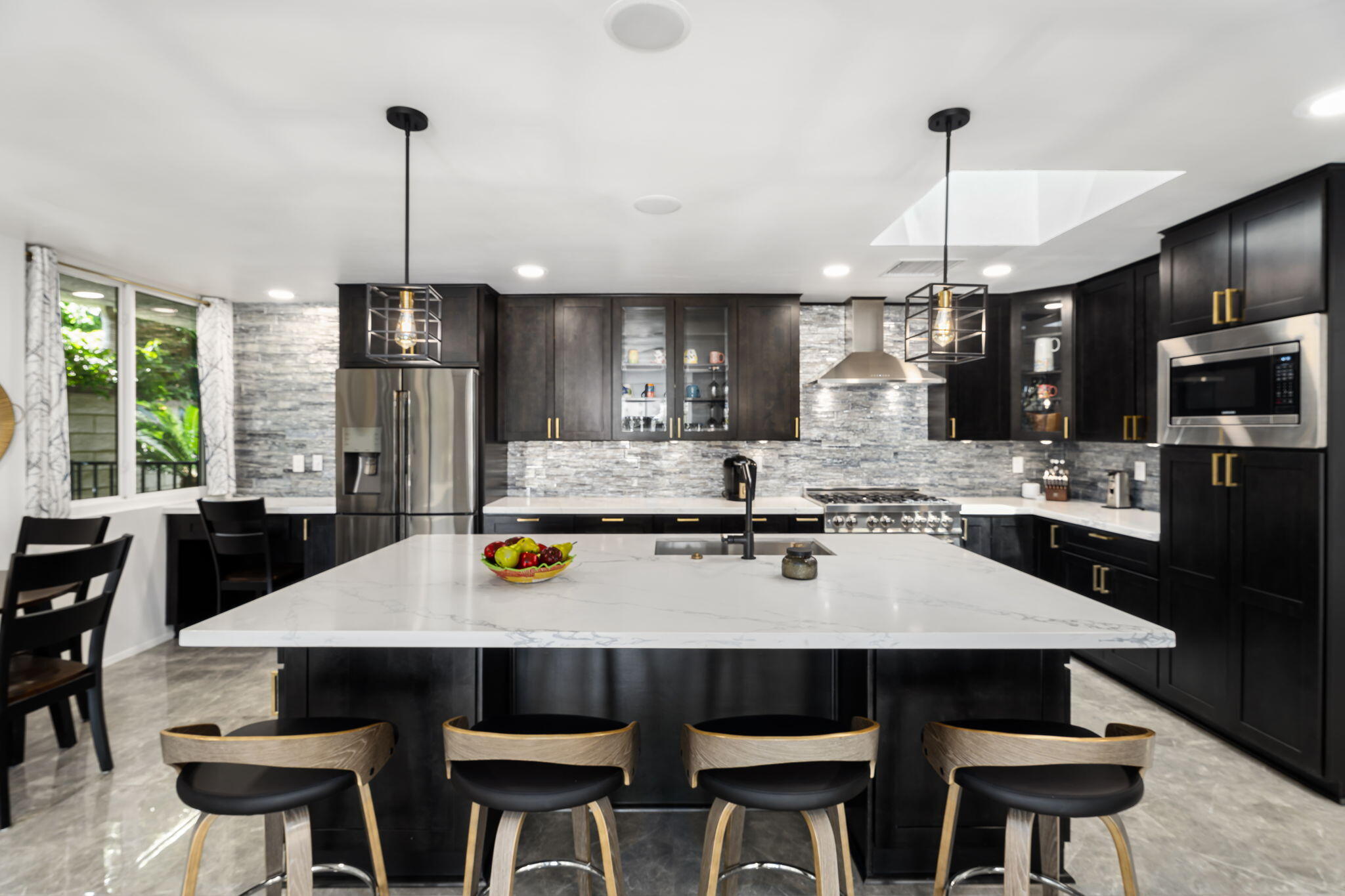 1 Temple Court Rancho Mirage, CA 92270 - Photo 6 of 32 Kitchen with Bar Seating