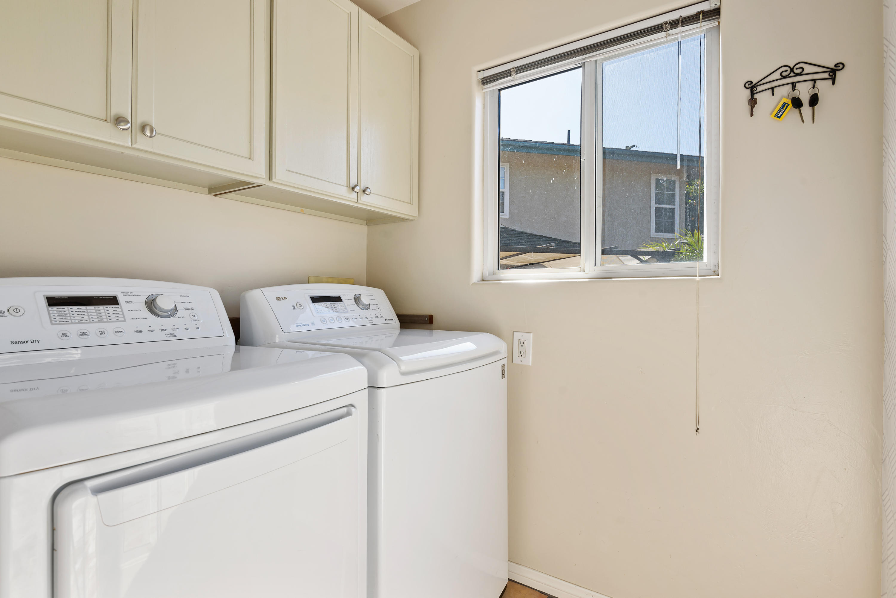 2139 Modoc Road Santa Barbara, CA 93101 - Photo 14 of 19 Laundry room