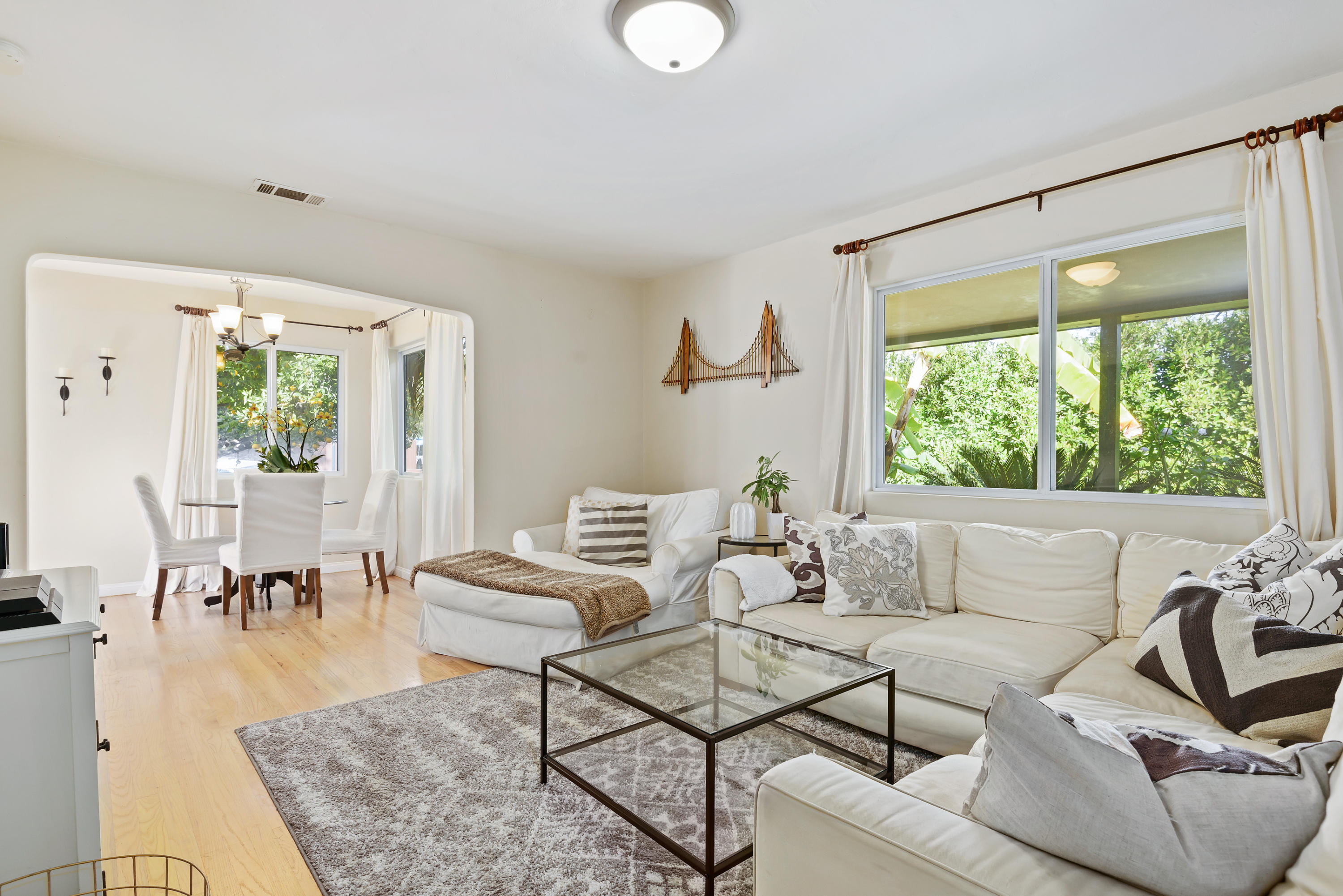 2139 Modoc Road Santa Barbara, CA 93101 - Photo 5 of 19 Light and bright living room