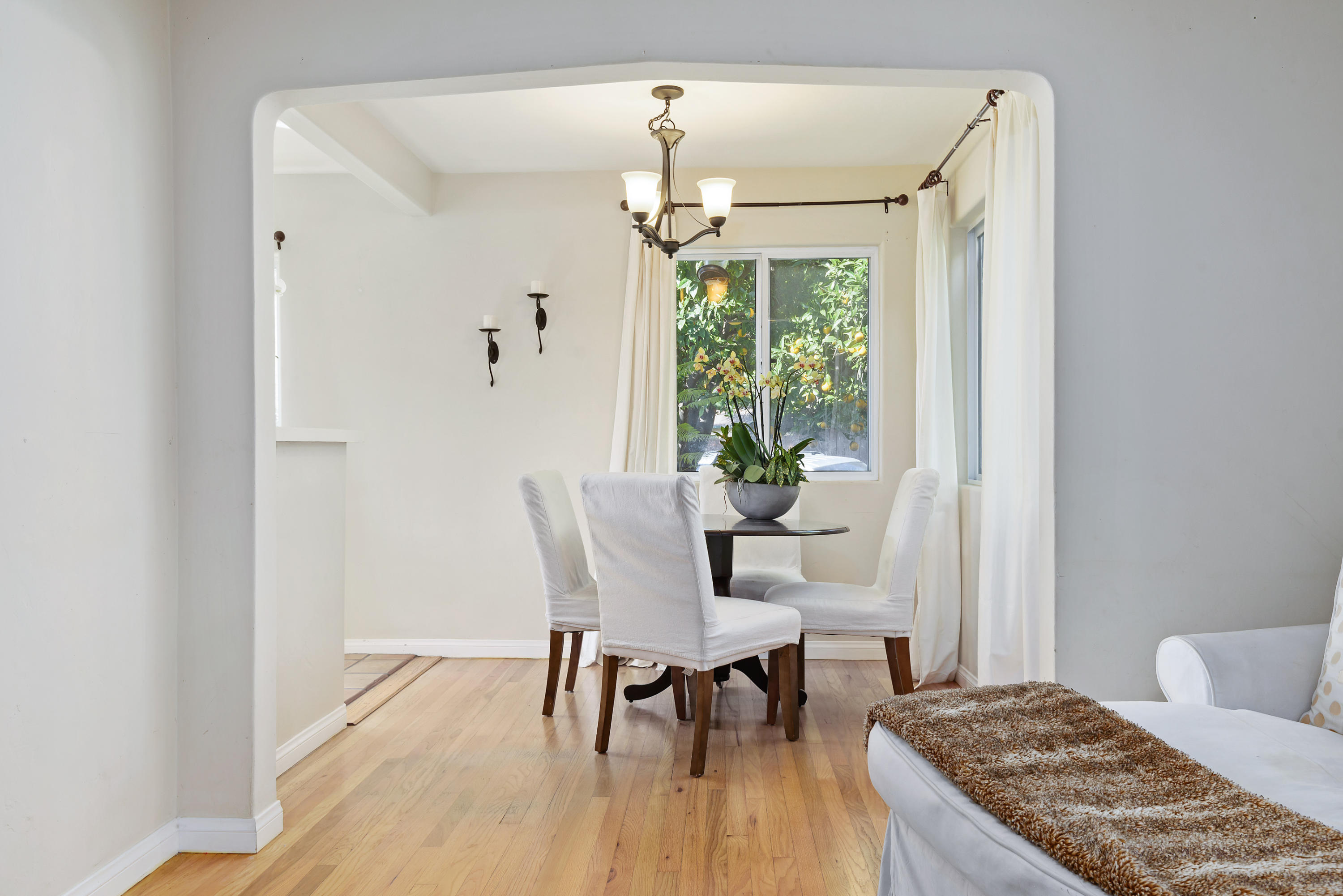 2139 Modoc Road Santa Barbara, CA 93101 - Photo 7 of 19 Light & bright dining Area