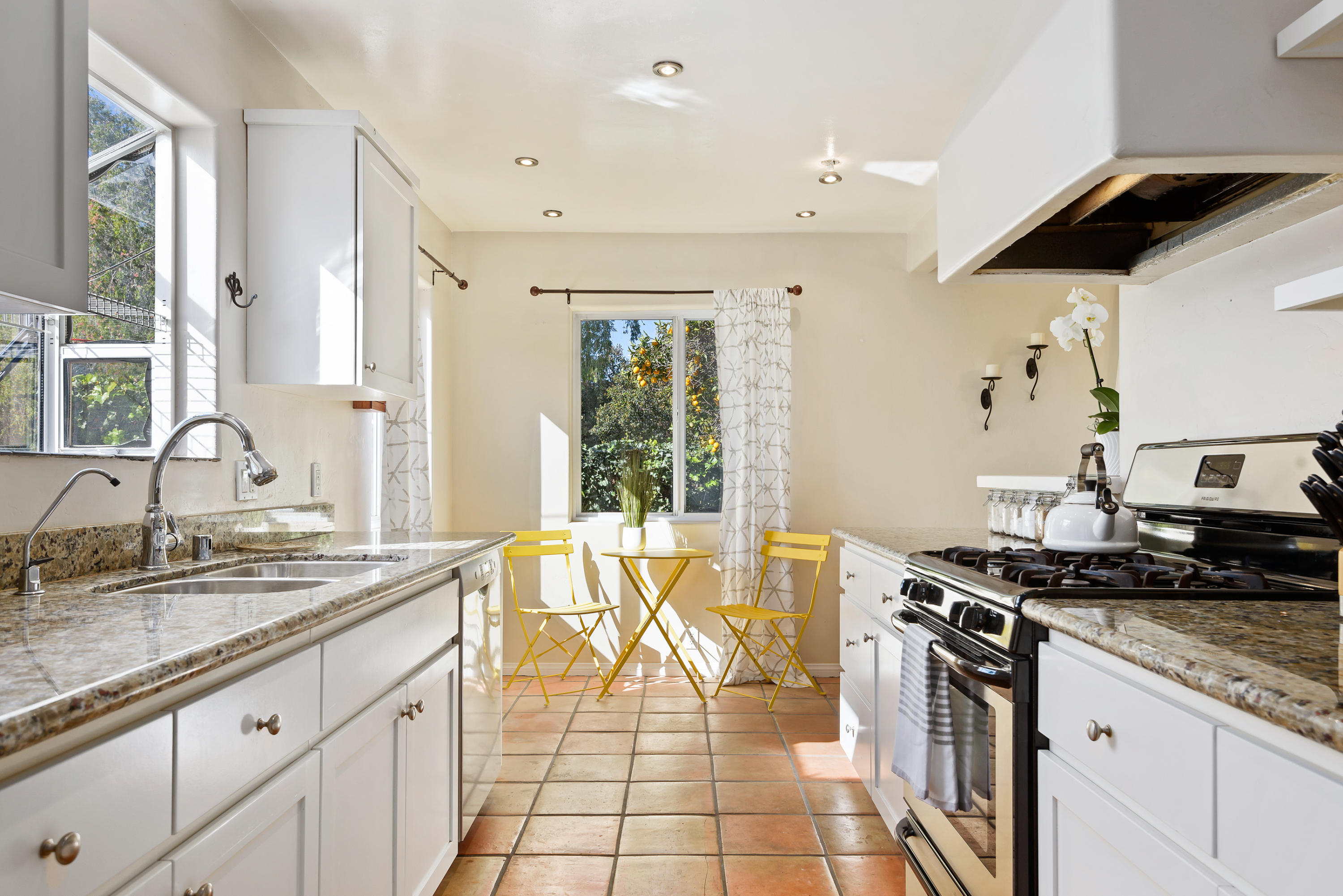 2139 Modoc Road Santa Barbara, CA 93101 - Photo 9 of 19 Kitchen with breakfast nook