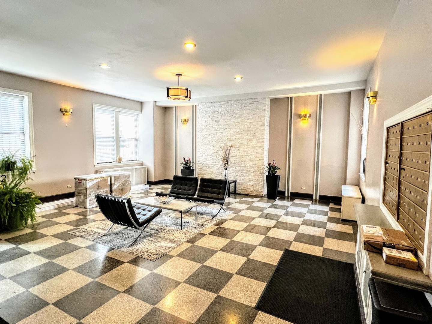 3933 North Clarendon Avenue, Unit 507 Chicago, IL 60613 - Photo 2 of 12 a living room with a gaming machine and a rug