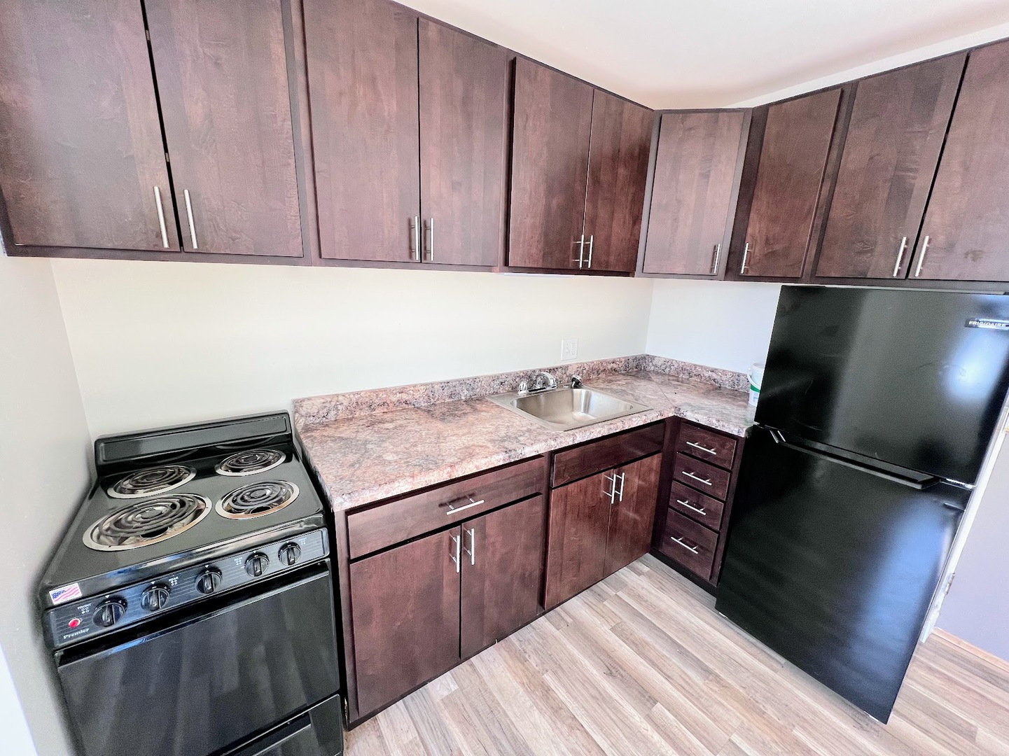 3933 North Clarendon Avenue, Unit 507 Chicago, IL 60613 - Photo 8 of 12 a kitchen with a stove and a microwave