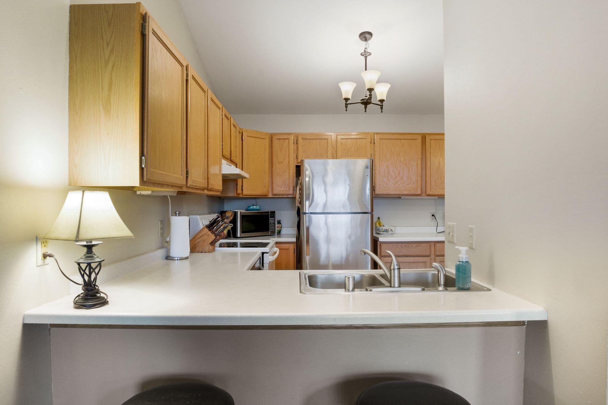 2112 Woodburn Road, Unit E Waukesha, WI 53188 - Photo 15 of 24 Breakfast Bar