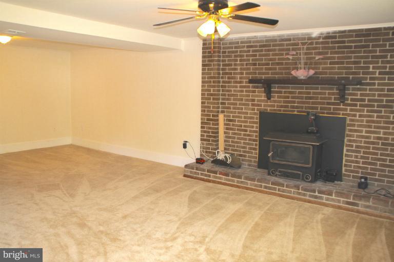 13401 Delaney Road Woodbridge, VA 22193 - Photo 5 of 15 Family Room