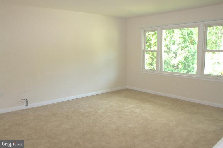 13401 Delaney Road Woodbridge, VA 22193 - Photo 9 of 15 Living Room