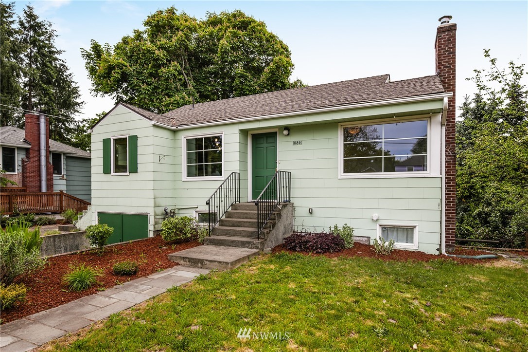 10841 Rustic Road South Seattle, WA 98178 - Photo 3 of 25 Gallery Image 3