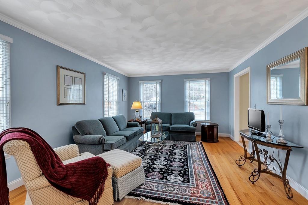 32 Hamilton Road Peabody, MA 01960 - Photo 4 of 42 Gallery Image 4