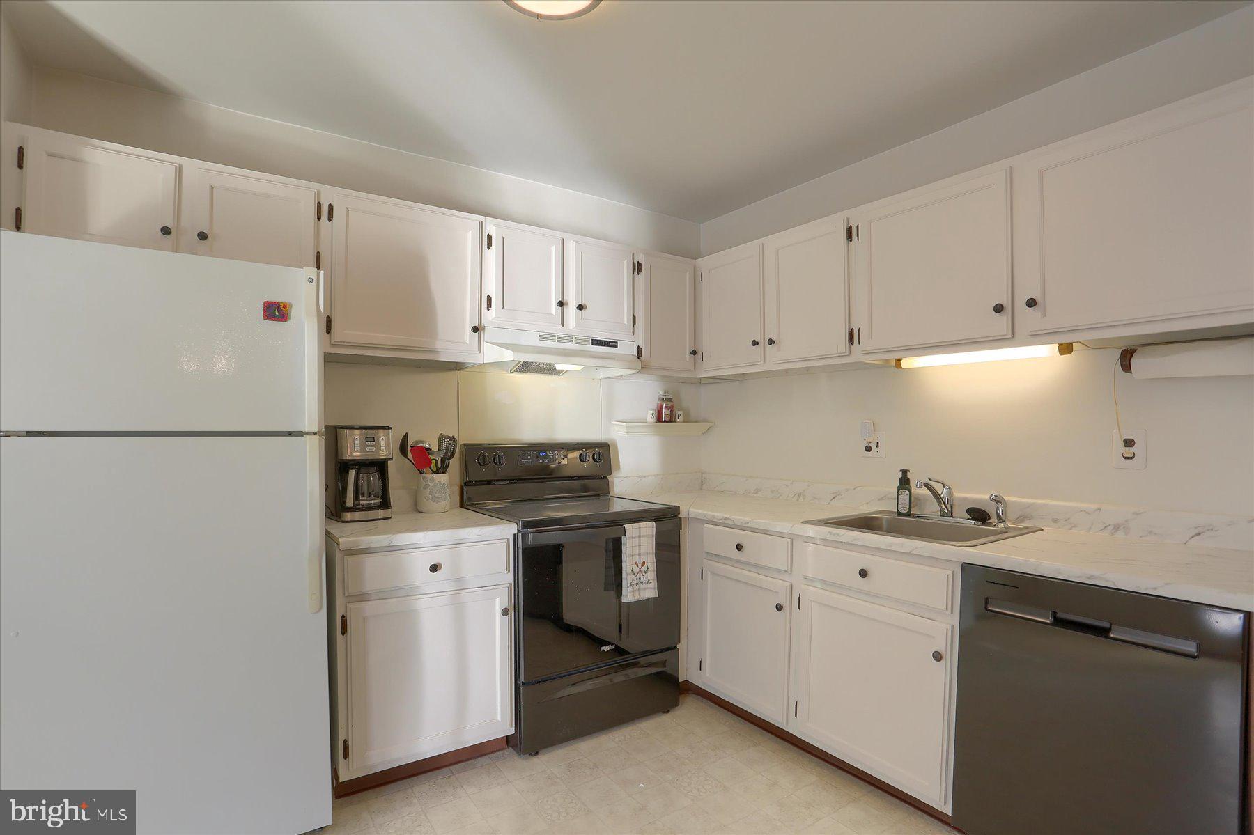 524 Lopax Road Harrisburg, PA 17112 - Photo 8 of 46 Kitchen
