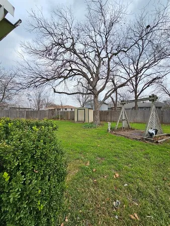 $225,000 | 817 North Lacy Drive, Lacy-Lakeview, TX 76705