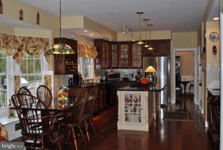 509 Brindley Place Southwest Leesburg, VA 20175 - Photo 11 of 30 Beautiful Kitchen with Upgraded Appliances & More!