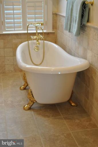 509 Brindley Place Southwest Leesburg, VA 20175 - Photo 16 of 30 Clawfoot Soaking Tub