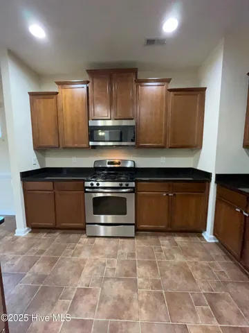 $1,750 | 104 Stone Gate, Jacksonville, NC 28546