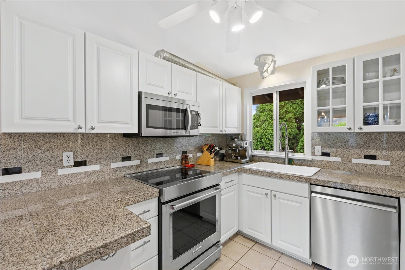 3238 Walnut Avenue Southwest Seattle, WA 98116 - Photo 14 of 40