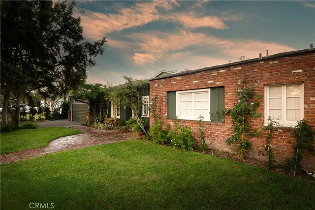 a view of yard with green space