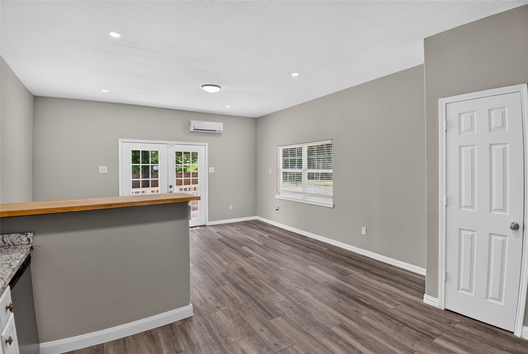 290 Magnolia Road Cleveland, TX 77328 - Photo 6 of 14 Living room