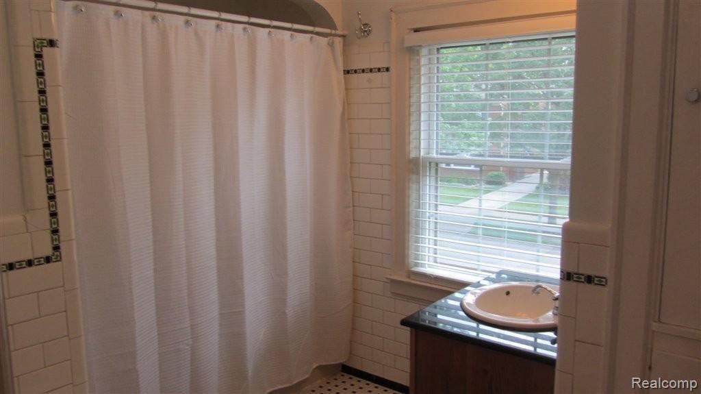 1654 Newcastle Road Grosse Pointe, MI 48236 - Photo 17 of 21 IMG_0238.JPG
