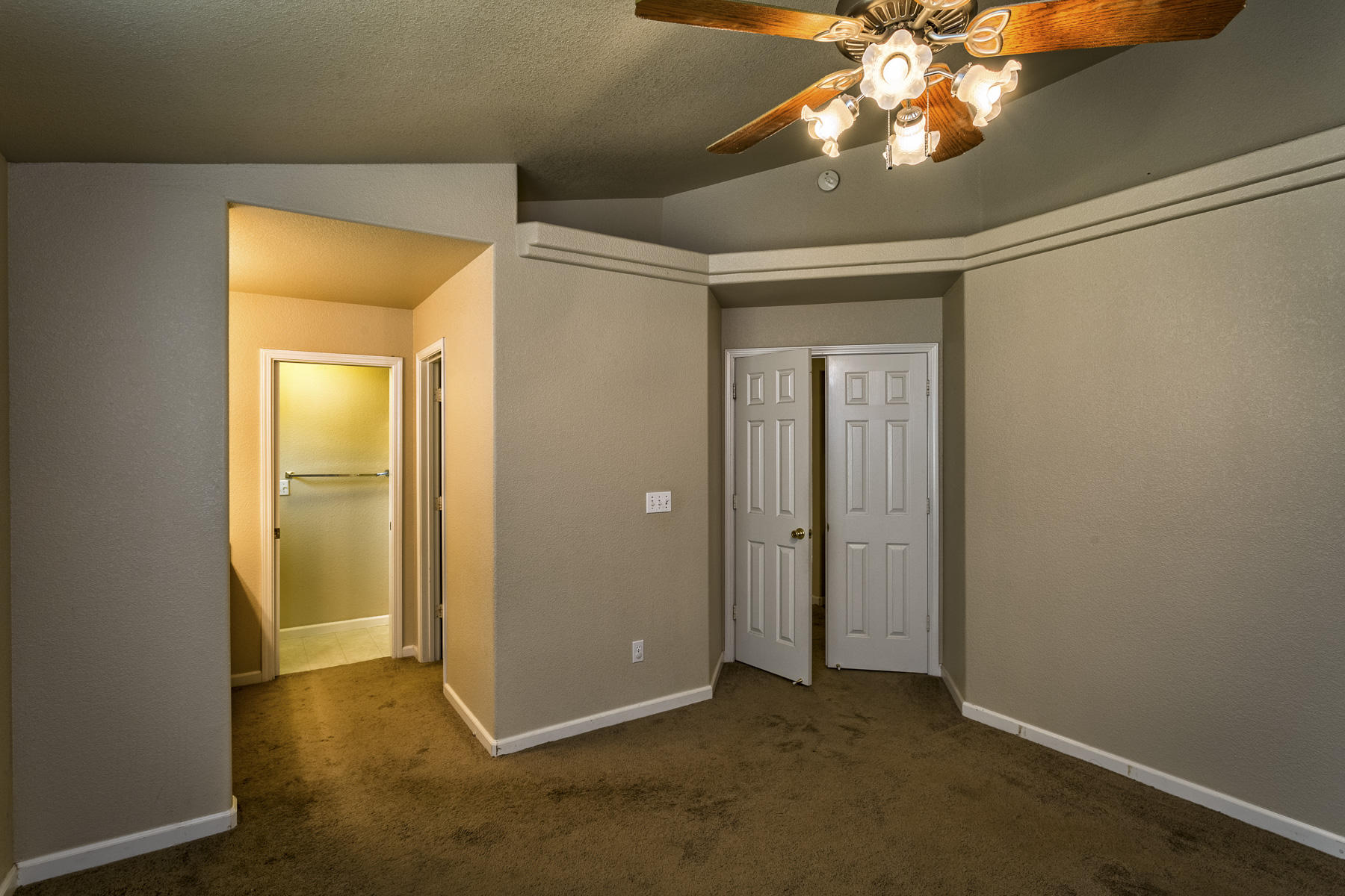3339 Lawrence Road Redding, CA 96002 - Photo 10 of 18 an empty room with a mirror and a fan