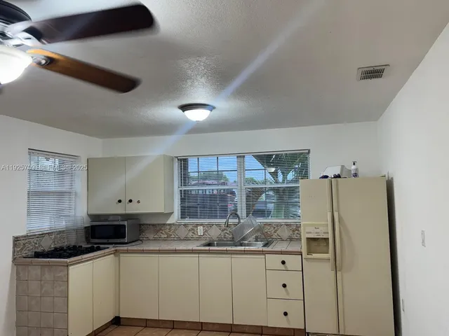$2,200 | 4610 Southwest 116th Avenue, Miami, FL 33165