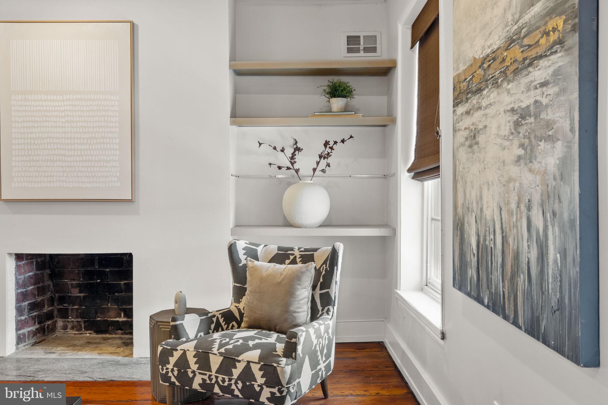 604 Spruce Street Philadelphia, PA 19106 - Photo 52 of 69 a living room with furniture and a window