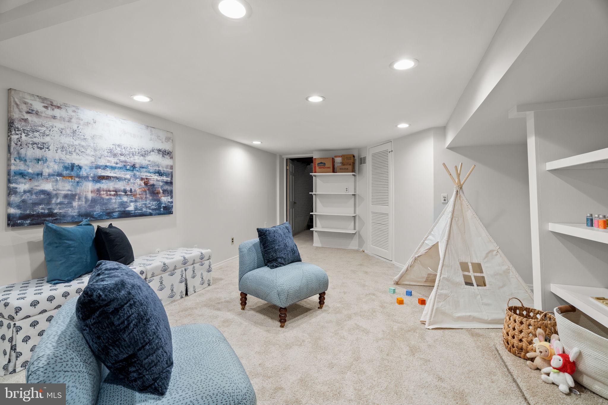 604 Spruce Street Philadelphia, PA 19106 - Photo 57 of 69 a living room with furniture and a floor to ceiling window
