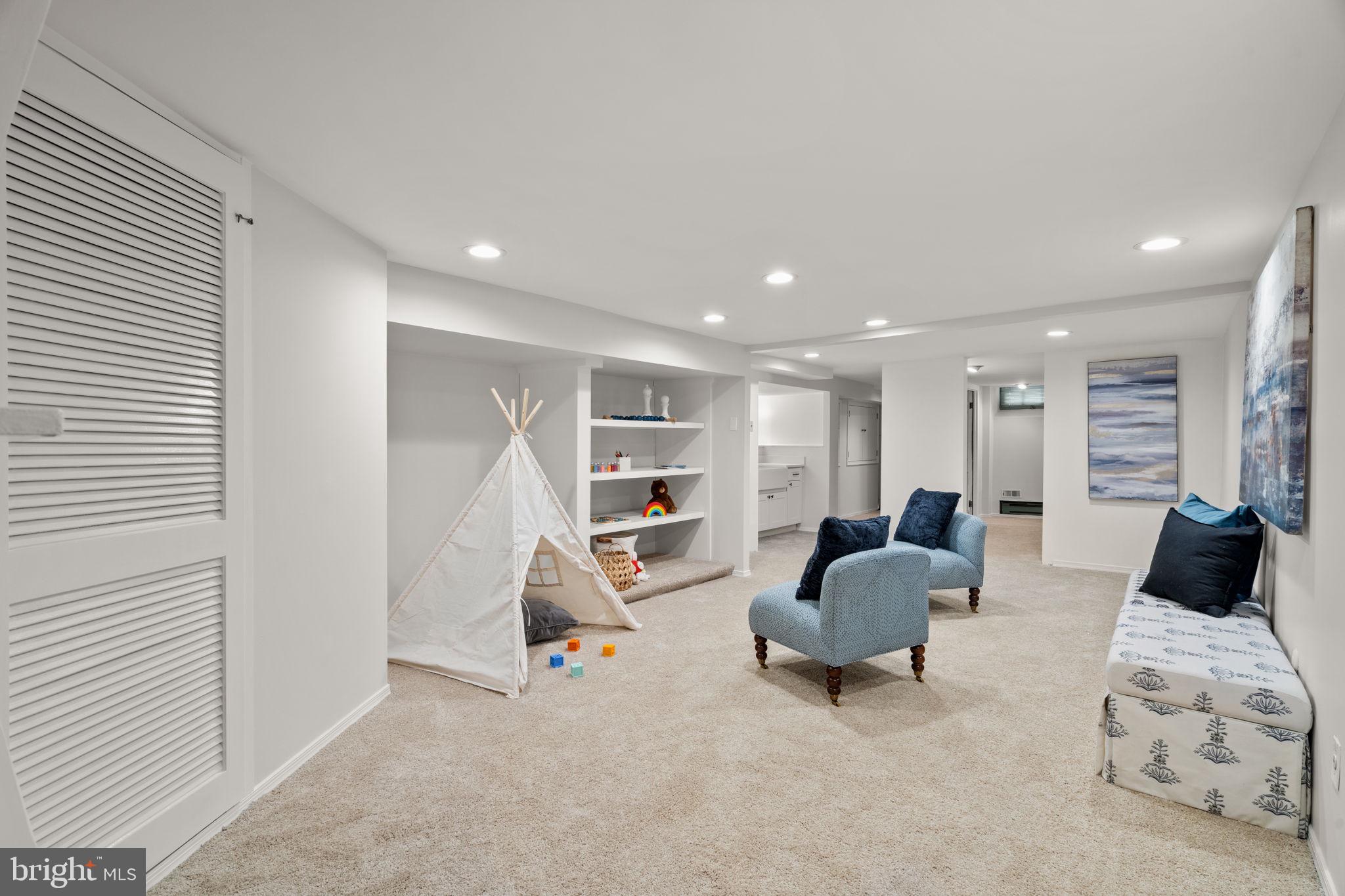 604 Spruce Street Philadelphia, PA 19106 - Photo 58 of 69 a living room with furniture and a gym machine