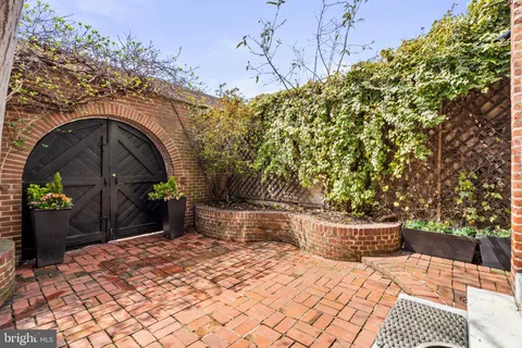 $2,100,000 | 604 Spruce Street, Philadelphia, PA 19106