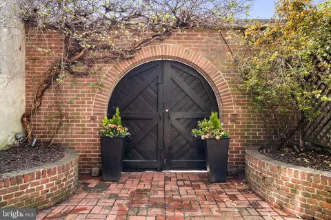 $2,100,000 | 604 Spruce Street, Philadelphia, PA 19106