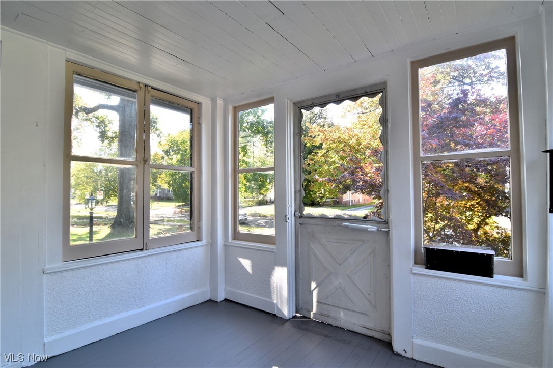 2559 Canterbury Road Cleveland, OH 44118 - Photo 29 of 30 Enclosed front porch