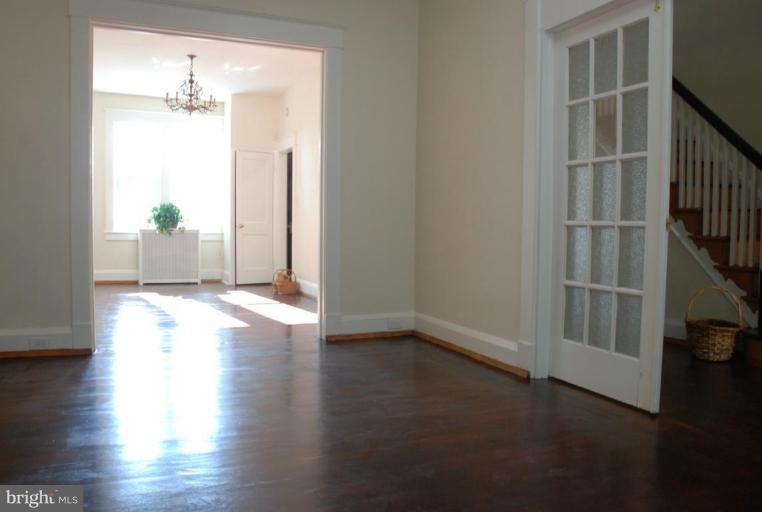 4204 Falls Road Baltimore, MD 21211 - Photo 6 of 21 Living Room