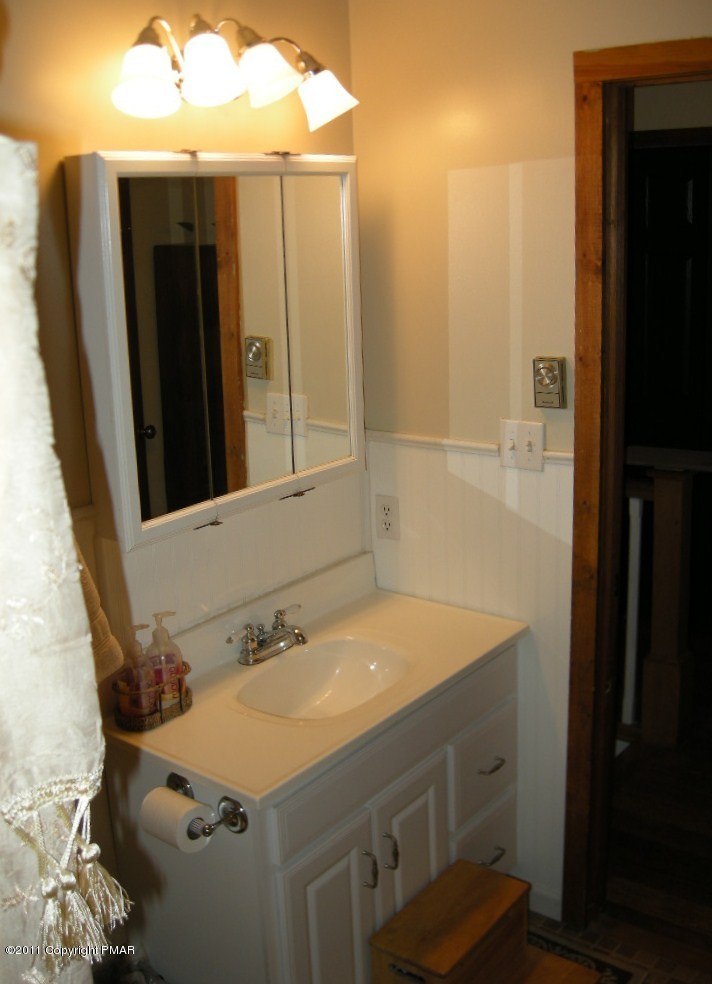 112 Spring Lane Cresco, PA 18326 - Photo 21 of 31 Second Bath