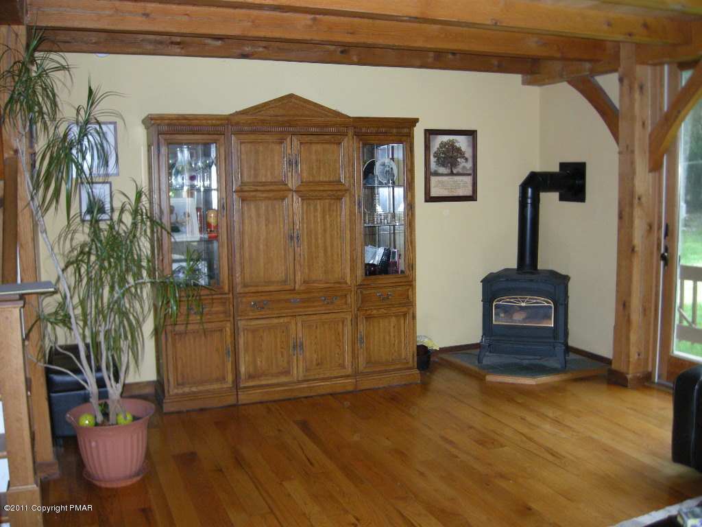 112 Spring Lane Cresco, PA 18326 - Photo 5 of 31 Living Area
