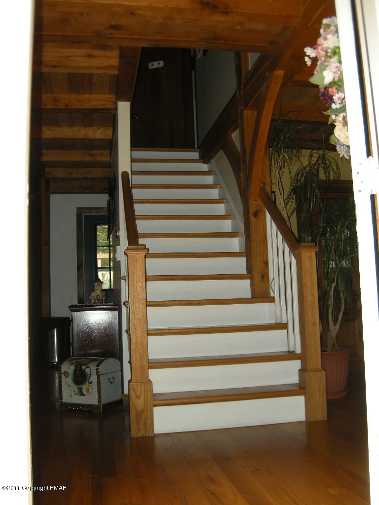 112 Spring Lane Cresco, PA 18326 - Photo 9 of 31 Staircase