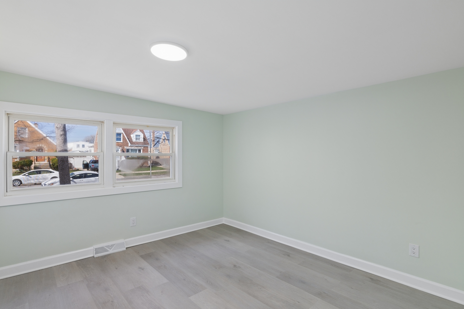 6347 South Kenneth Avenue Chicago, IL 60629 - Photo 15 of 40 an empty room with a painting on the wall