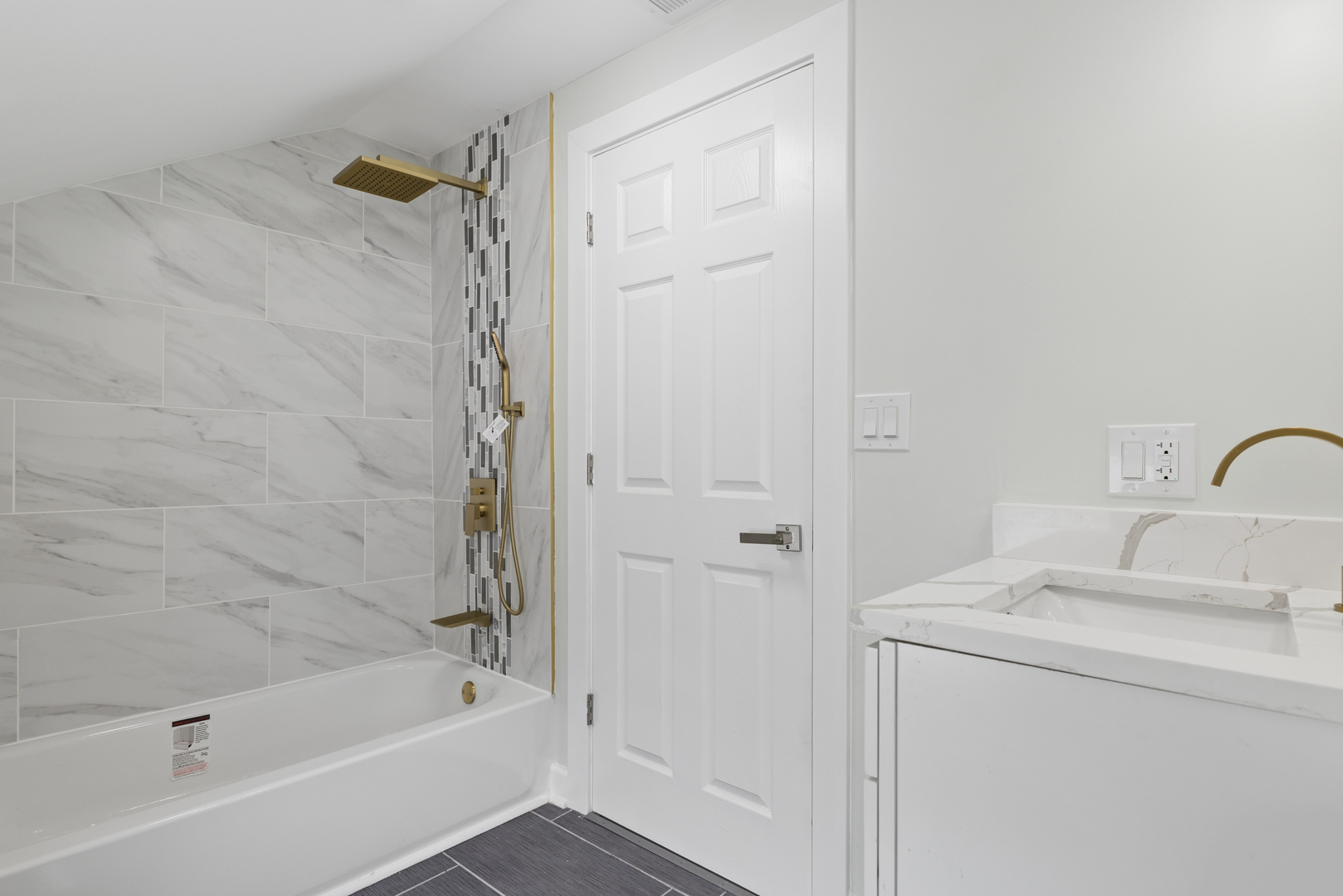 6347 South Kenneth Avenue Chicago, IL 60629 - Photo 22 of 40 a bathroom with a sink and a bathtub