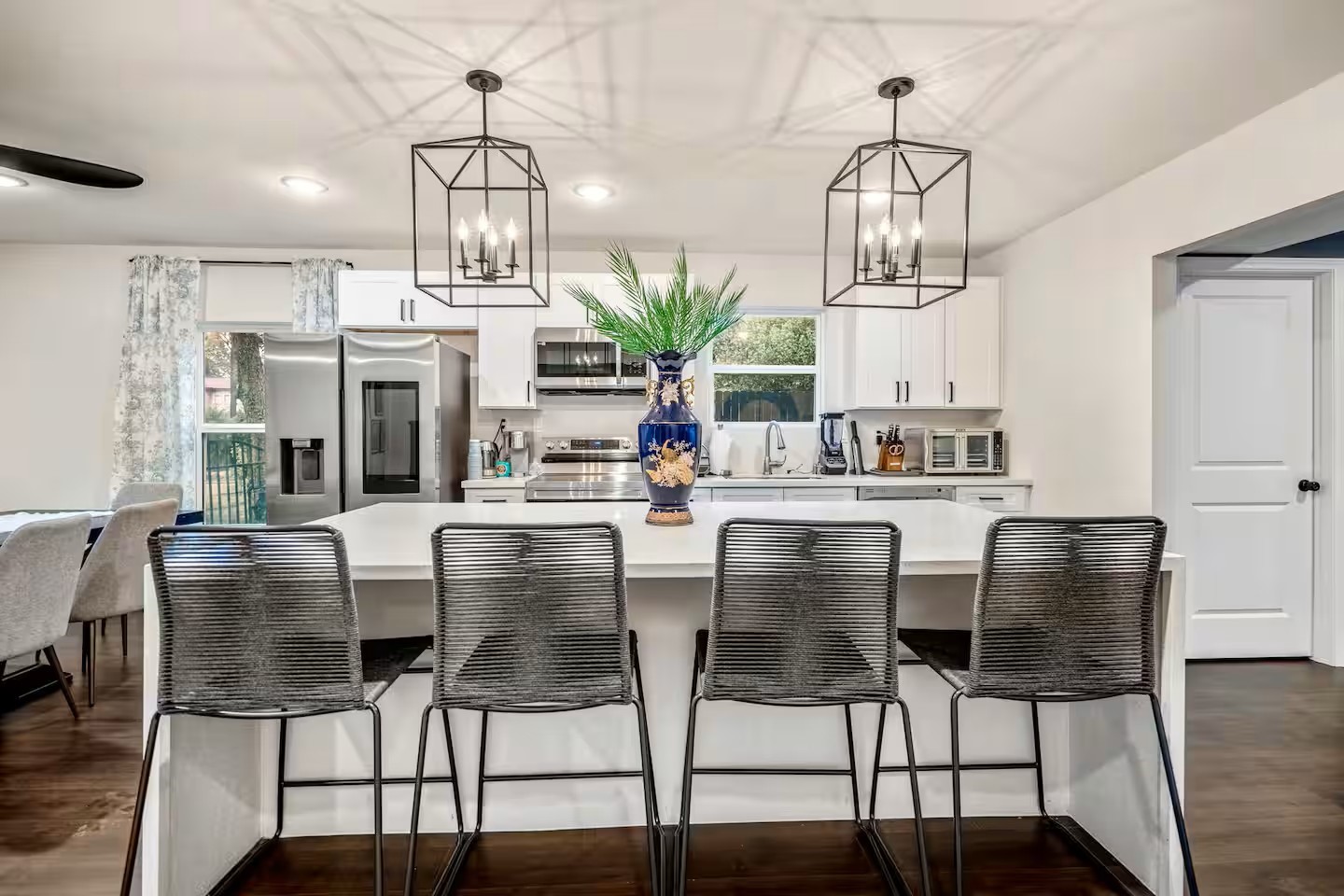 3741 Charleston Street Houston, TX 77021 - Photo 14 of 37 Convenient breakfast bar for casual dining.