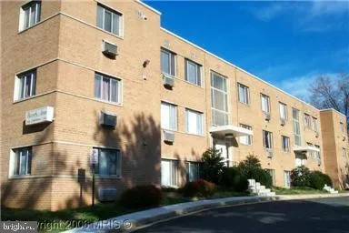 $1,975 | 2059 North Woodstock Street, Unit 306, Arlington, VA 22207