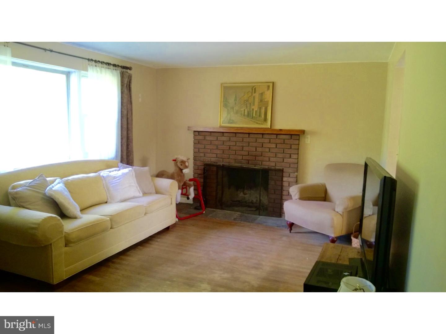 2792 Bedminster Road Perkasie, PA 18944 - Photo 9 of 19 Living Room