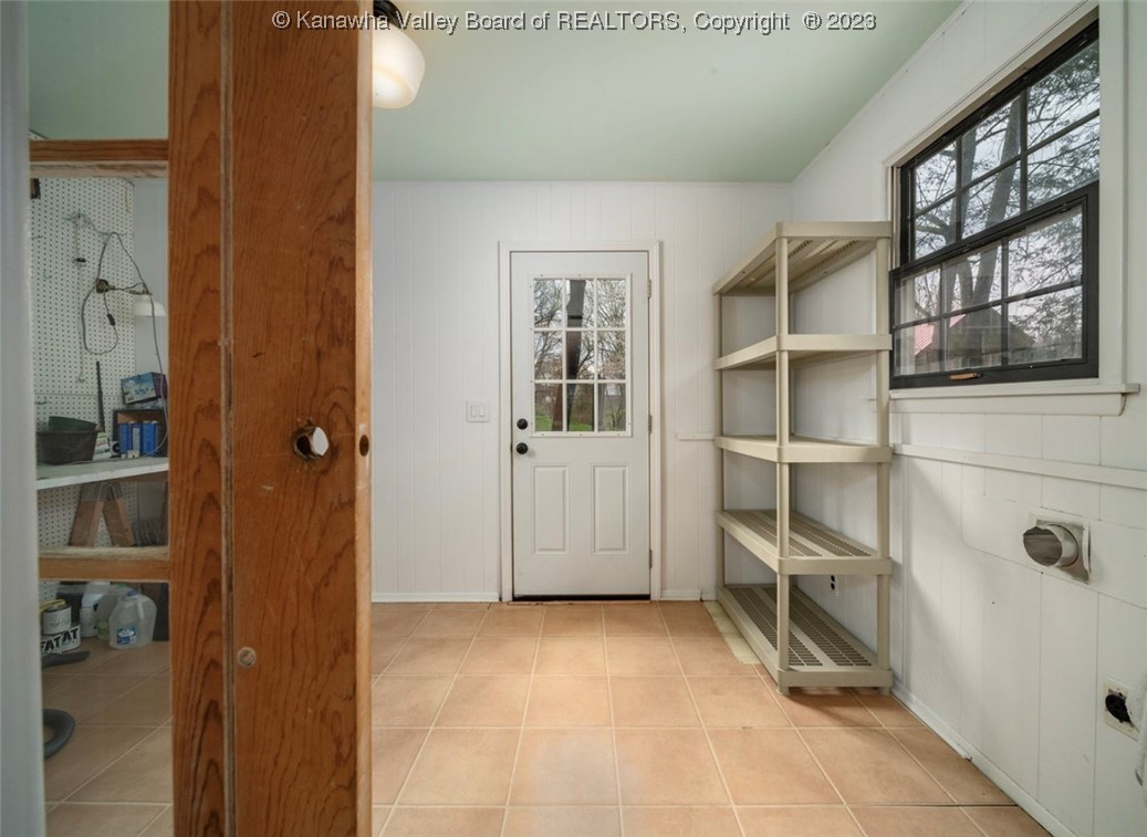 262 Oakwood Road Charleston, WV 25314 - Photo 12 of 23 Laundry/workshop