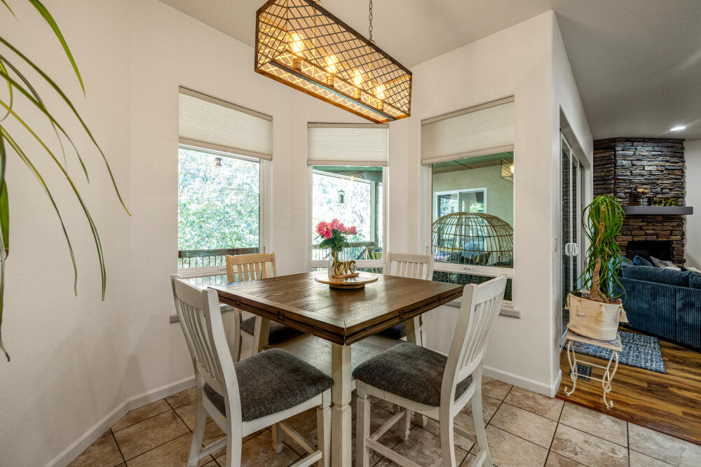 6246 Sanderling Road Klamath Falls, OR 97601 - Photo 33 of 61 breakfast nook