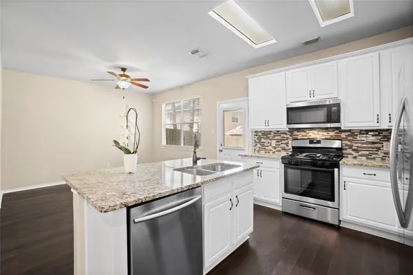 $2,000 | 15 Blue Creek Place, The Woodlands, TX 77382