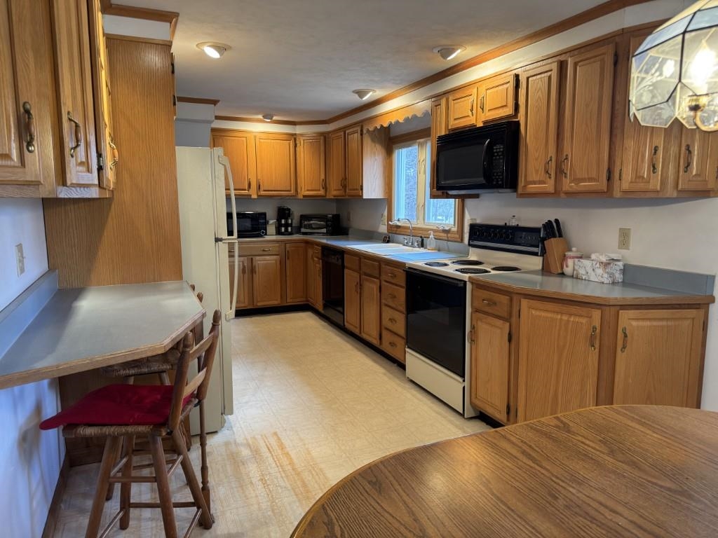 118 Winnicutt Road Stratham, NH 03885 - Photo 4 of 17