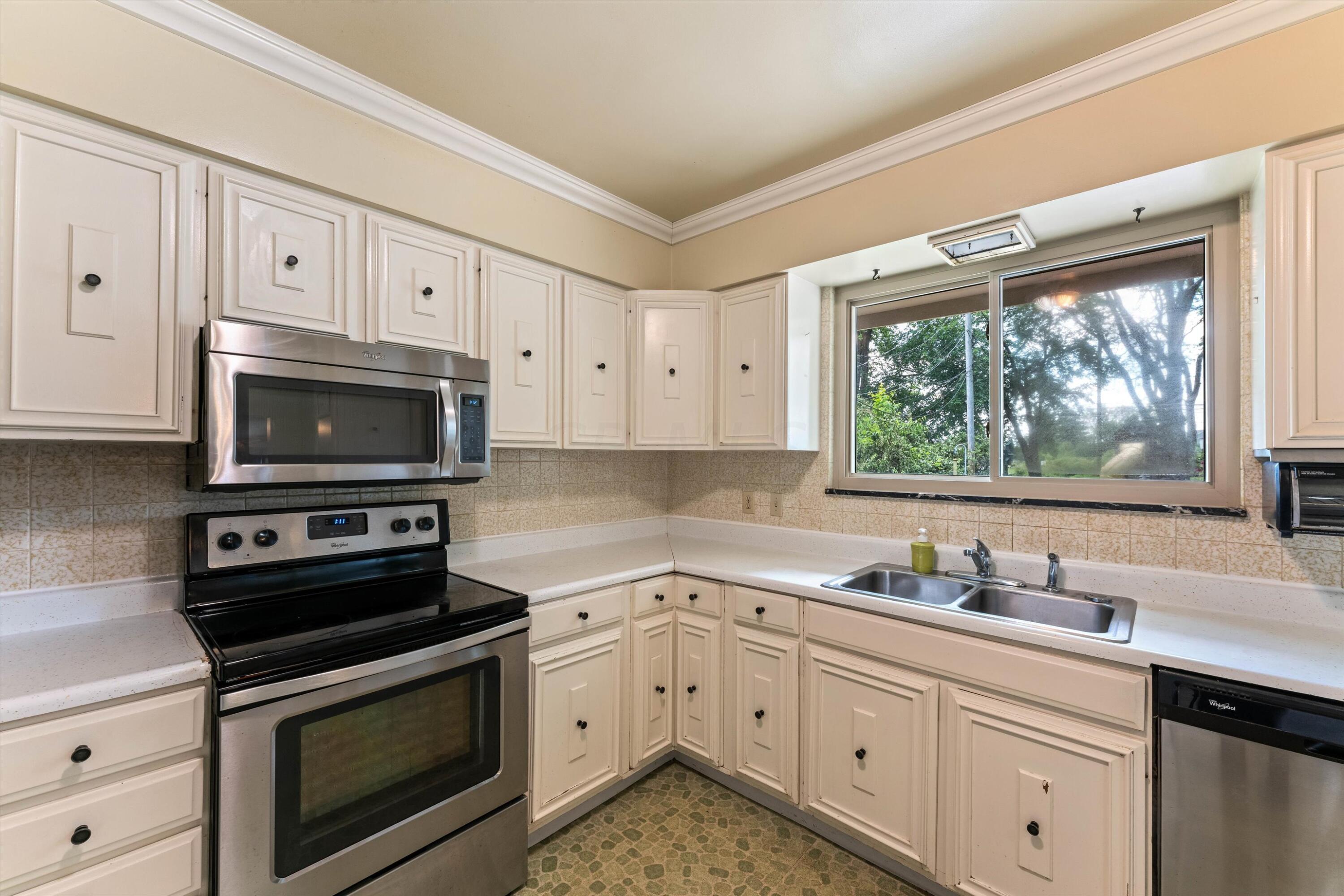3191 Minerva Lake Road Columbus, OH 43231 - Photo 14 of 42 Kitchen