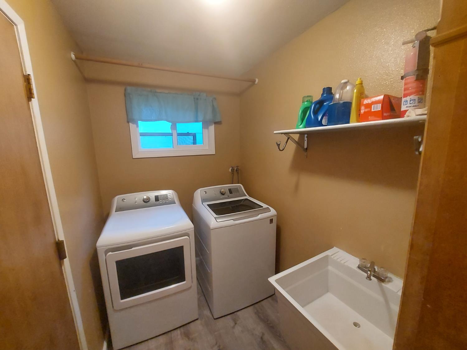 489 Alpine Drive Colfax, CA 95713 - Photo 9 of 46 a utility room with dryer and washer